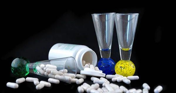 Comprimidos médicos e copos de licor com frasco de comprimido, isolado em — Fotografia de Stock