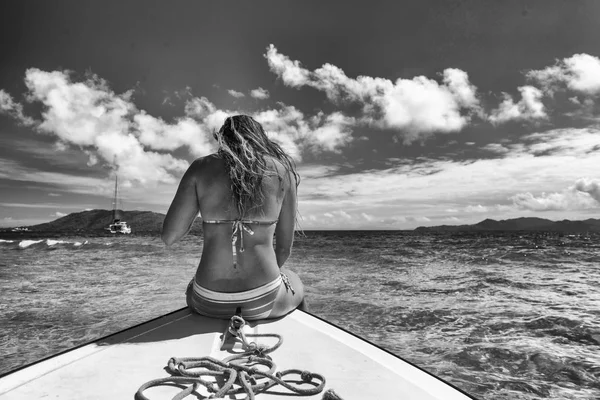 Красива блондинка сидить на човні у відкритому морі — стокове фото