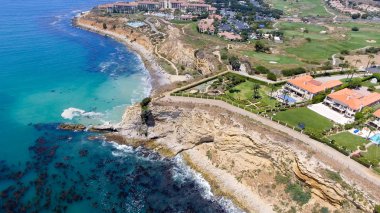 Rancho Palos Verdes kıyı şeridi ve evleri, California'dan havadan görünümü