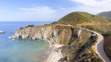 Big Sur, Kaliforniya'da Bixby köprünün havadan görünümü