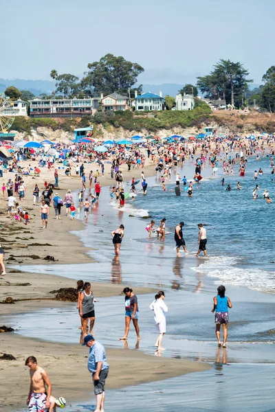 SANTA CRUZ, CA - 4 AOÛT 2017 : Les gens sur la plage. C'est un... — Photo