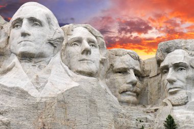 Rushmore Dağı üzerinde gün batımı, ABD..