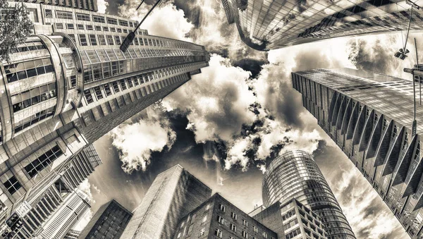 Ku niebu widok Sydney budynków przeciw błękitne niebo — Zdjęcie stockowe