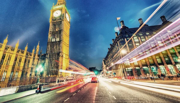 Westminster Bridge v noci s automobily urychlit - Londýn — Stock fotografie