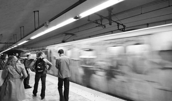 Imagem turva de um metrô em movimento em Roma — Fotografia de Stock