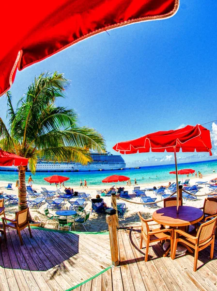 Lehátka a slunečníky na krásné pláži — Stock fotografie