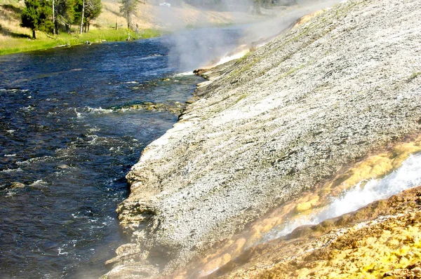 Yellowstone Smoky Geyser — Stock Photo, Image