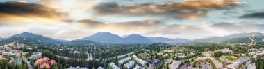 Whistler manzarası ve çevresindeki mounta hava manzarayı