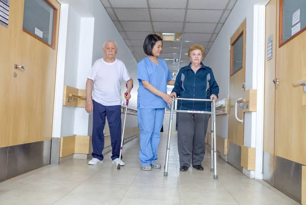 Rehabilitasyon etkin yaşlı insanlar — Stok fotoğraf