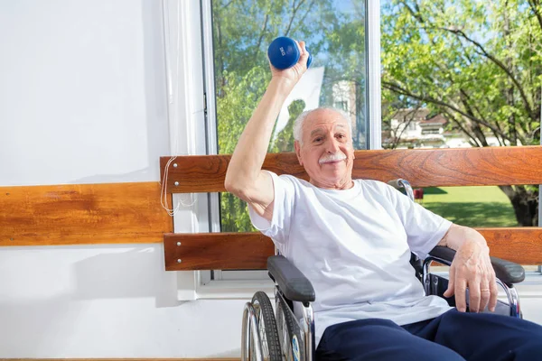 Ağırlıklar ile aktif yaşlı insanlar rehabilitasyon — Stok fotoğraf