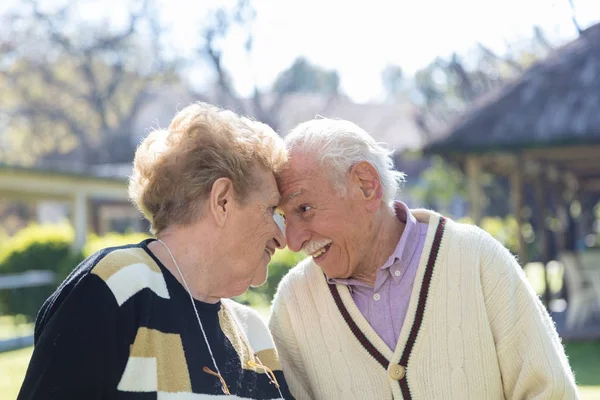 Aktiva äldre i älskar varandra utomhus — Stockfoto