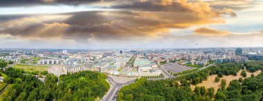 Berlin siluetinin Haziran 17 havadan görünümü road, Almanya