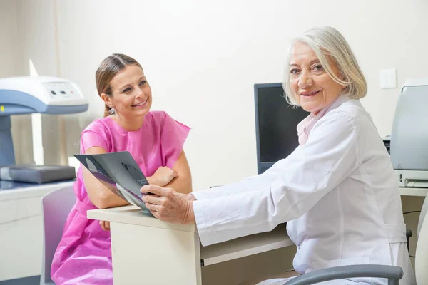 Female doctor with female patient in hospital — Stock Photo, Image