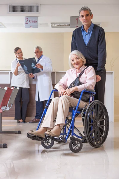 Médecin avec patiente âgée en fauteuil roulant à l'hôpital — Photo