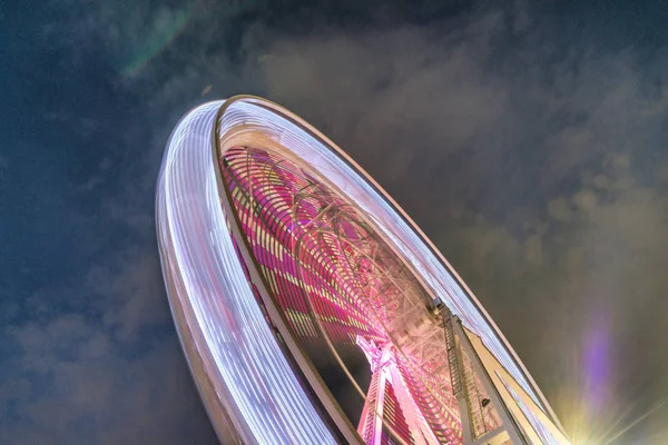 Panorâmica roda da cidade rápido em movimento à noite — Fotografia de Stock
