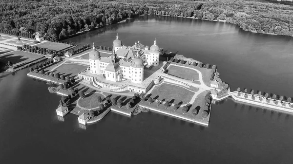 Vista aérea del hermoso castillo medieval en el agua — Foto de Stock