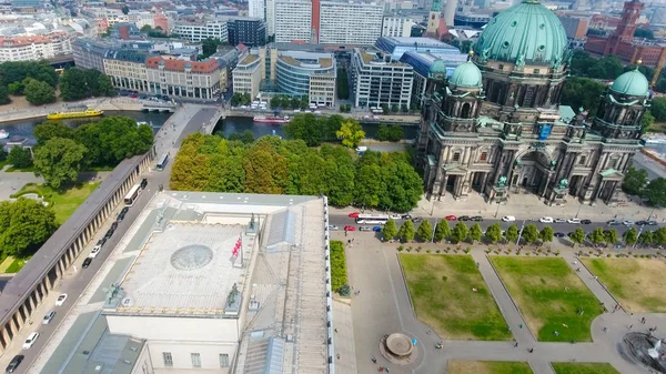 Flygfoto över Berliner Dom och stadens silhuett, Tyskland — Stockfoto