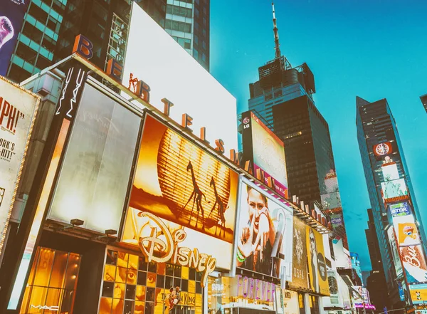 NOVA IORQUE CIDADE - JUNHO 2013: Turistas em Times Square à noite. Th... — Fotografia de Stock