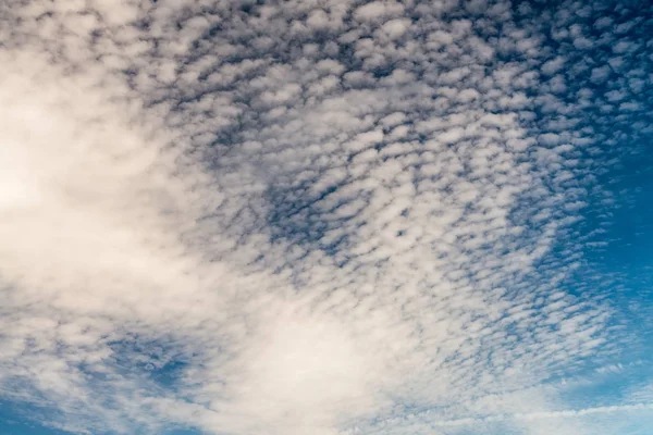 Cielo azul con pequeñas nubes — Foto de Stock