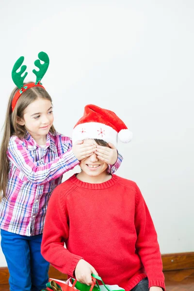 Frère et sœur célébrant Noël à la maison — Photo