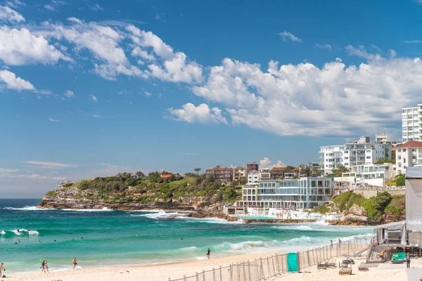 SYDNEY - OCTOBER 2015: People enjoy Bondi Beach. Sydney attracts — Stock Photo, Image