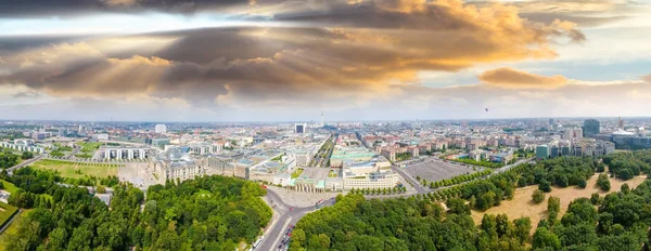 Flygfoto över Berlins stadssiluett från 17 juni road, Tyskland — Stockfoto