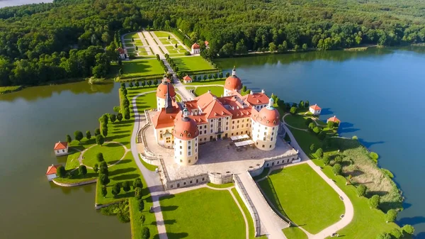 Vista aérea do belo castelo medieval na água — Fotografia de Stock