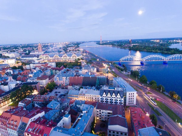 Riga hava görünümünü alacakaranlıkta, Letonya — Stok fotoğraf