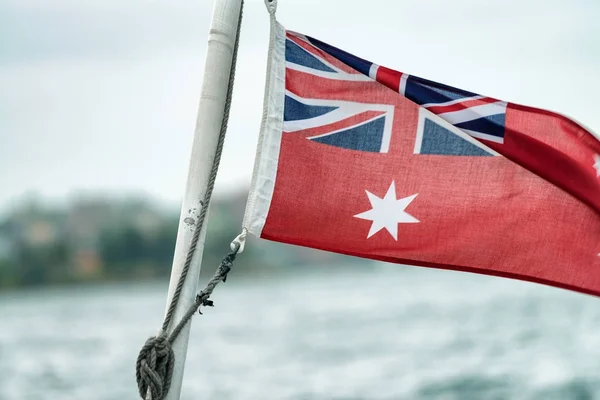 Ausztrál zászló város háttérrel — Stock Fotó