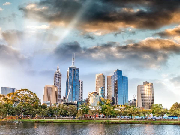 Západ slunce v australském Melbourne. Panorama města — Stock fotografie