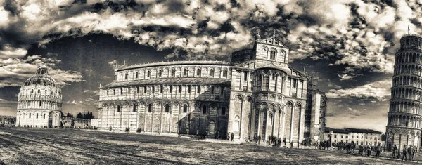 Pisa - 10 října 2016: Turisté náměstí zázraků. Pisy na — Stock fotografie