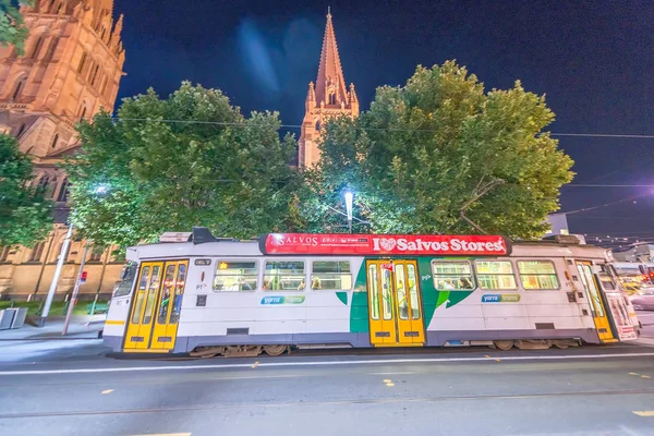 MELBOURNE - OUTUBRO 2015: Turistas visitam ruas da cidade à noite . — Fotografia de Stock