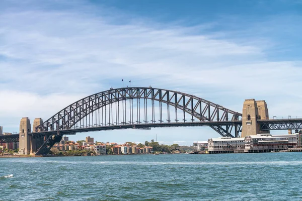 Sydney Harbour Bridge egy gyönyörű napsütéses napon — Stock Fotó