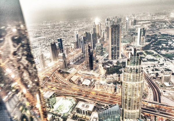 Centrum Dubaje noc letecký pohled z hor — Stock fotografie