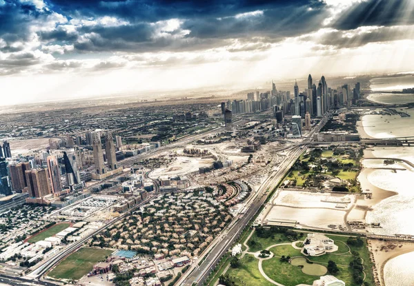 Dubai centrum vanuit de lucht. Oceaan, huizen en wolkenkrabbers bij zon — Stockfoto