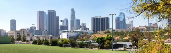 Красиві горизонту Downtown Лос-Анджелеса від міського парку — стокове фото