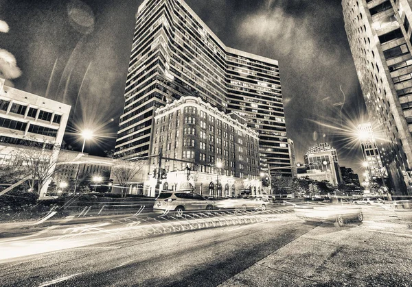 Nacht uitzicht vanaf straatniveau vangebouwen New Orleans — Stockfoto