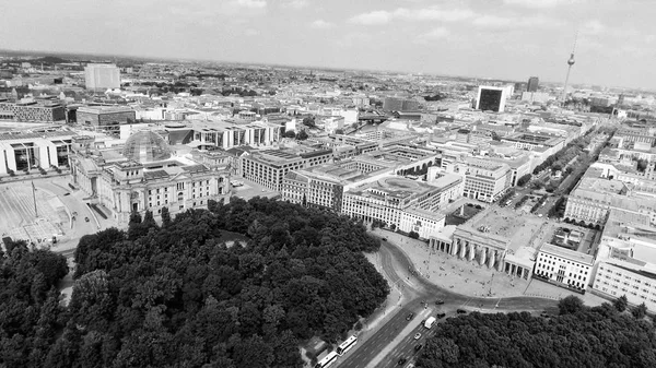 Luchtfoto van de skyline van de Berlijn van 17 juni road, Duitsland — Stockfoto