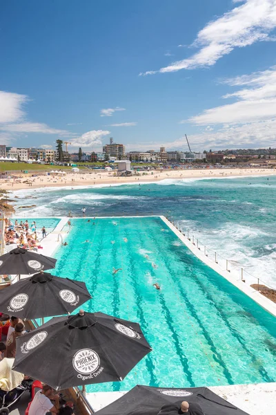 シドニー - 2015 年 10 月: 人々 はボンダイ ビーチ プールをお楽しみください。シドニー — ストック写真