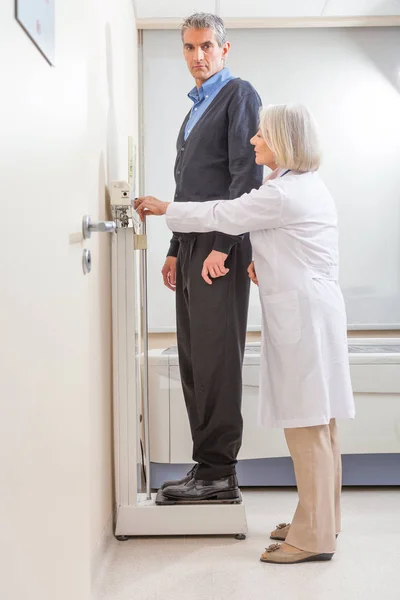 Female doctor making scan on patient — Stock Photo, Image