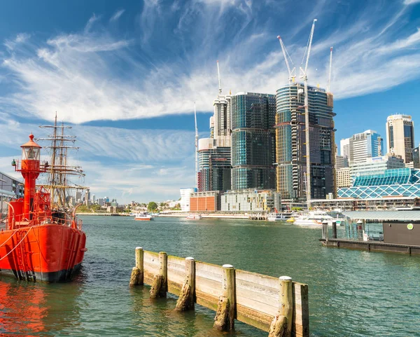 Darling Harbour buildings on a beautiful sunny day - Sydney, Aus — Stock Photo, Image