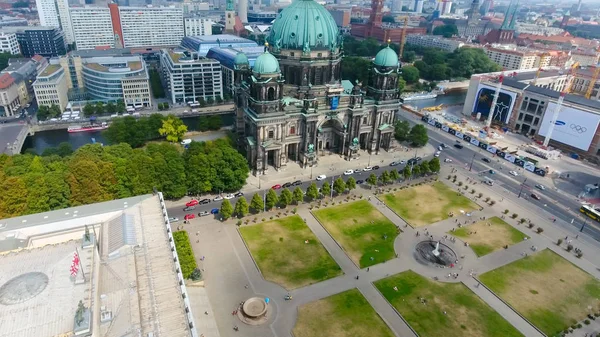 柏林大教堂和天际线，德国的鸟瞰图 — 图库照片