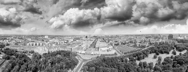 Flygfoto över Berlins stadssiluett från 17 juni road, Tyskland — Stockfoto