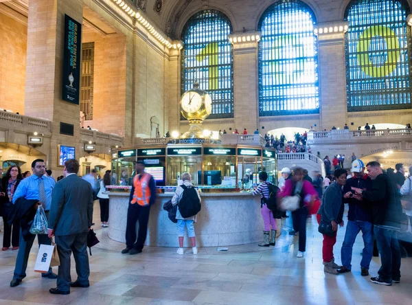 НЬЮ-ЙОРК - ИЮНЬ 2013: Люди передвигаются по внутреннему миру — стоковое фото