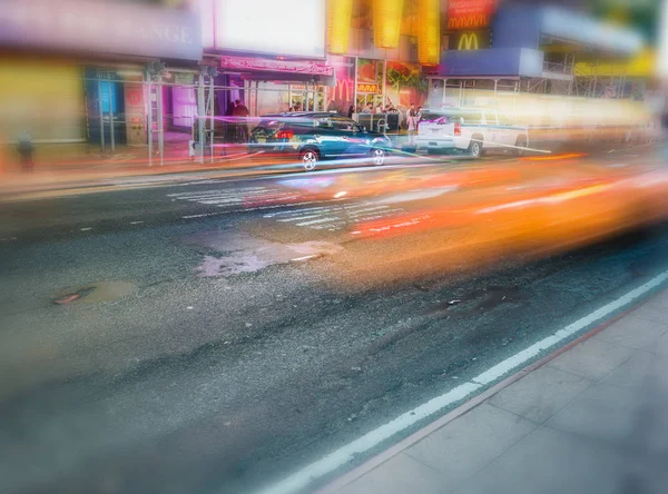 New York City - 16 juni 2013: Gele taxi 's nachts in tijden Squ — Stockfoto