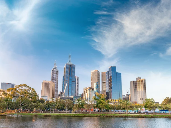 Melbourne, Avustralya günbatımı. Şehir manzarası — Stok fotoğraf