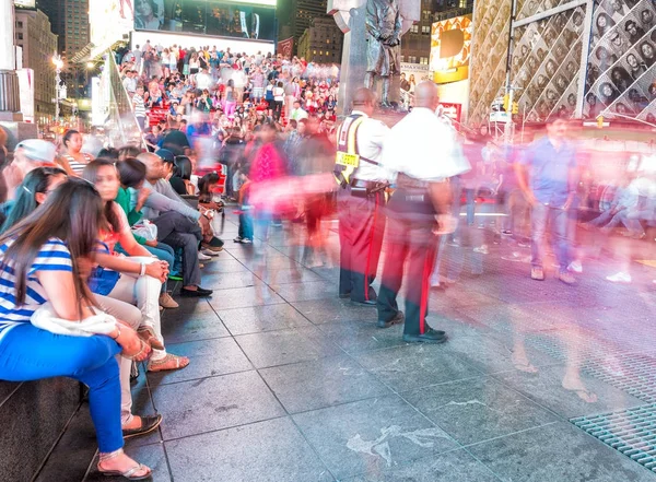 纽约城-2013 年 6 月： 游客在时报广场在晚上。Th — 图库照片