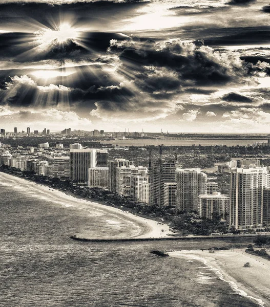 Miami Beach flyskyline ved skumring, Florida – stockfoto