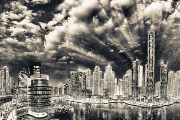 Dubai Marina skyline över konstgjord kanal. Dubai Marina är ett — Stockfoto