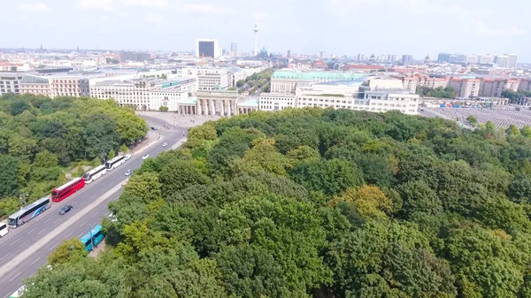 Flygfoto över Berlins stadssiluett från 17 juni road, Tyskland — Stockfoto